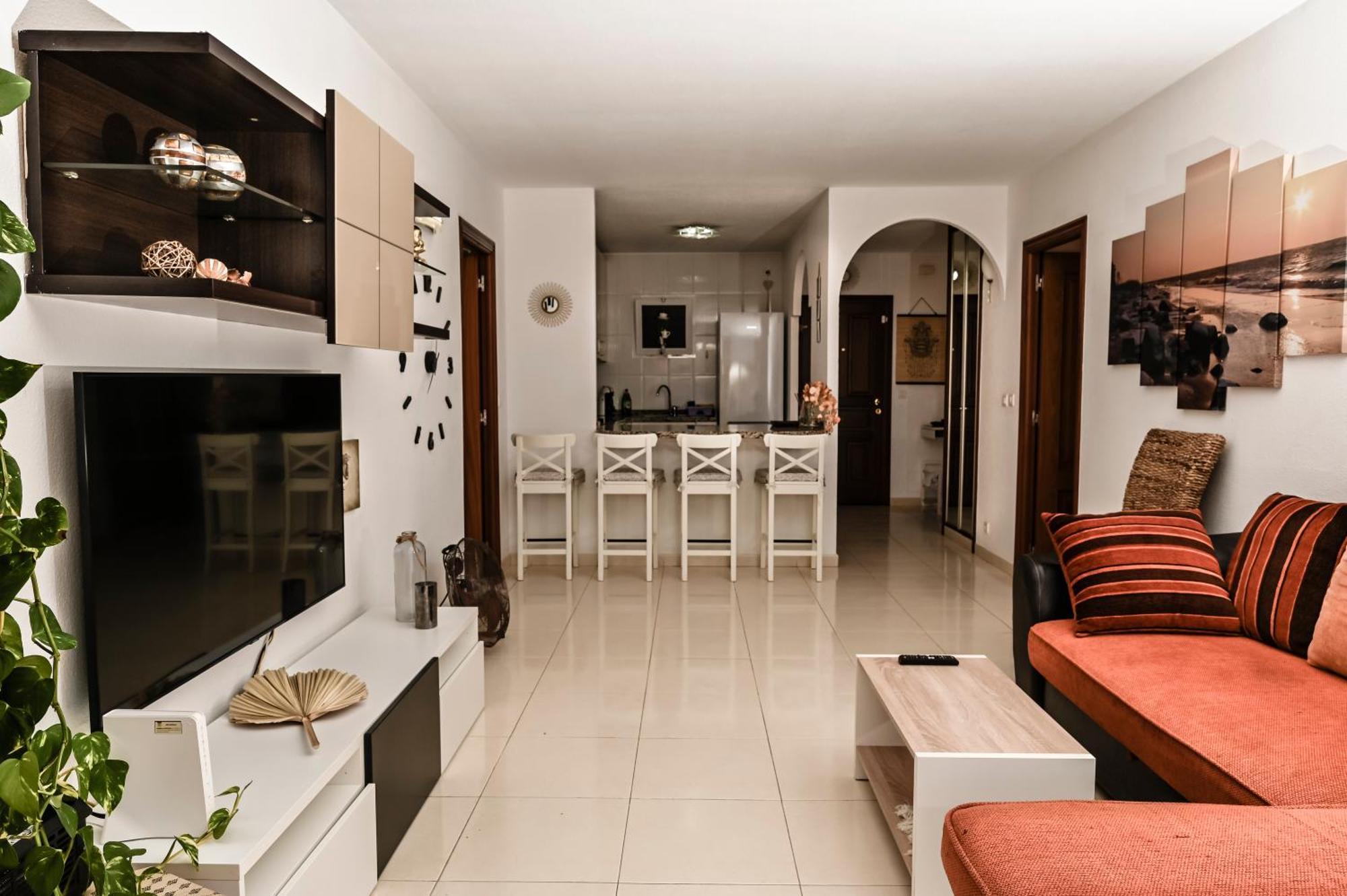 Cozy 2 Bedroom In Apartamento